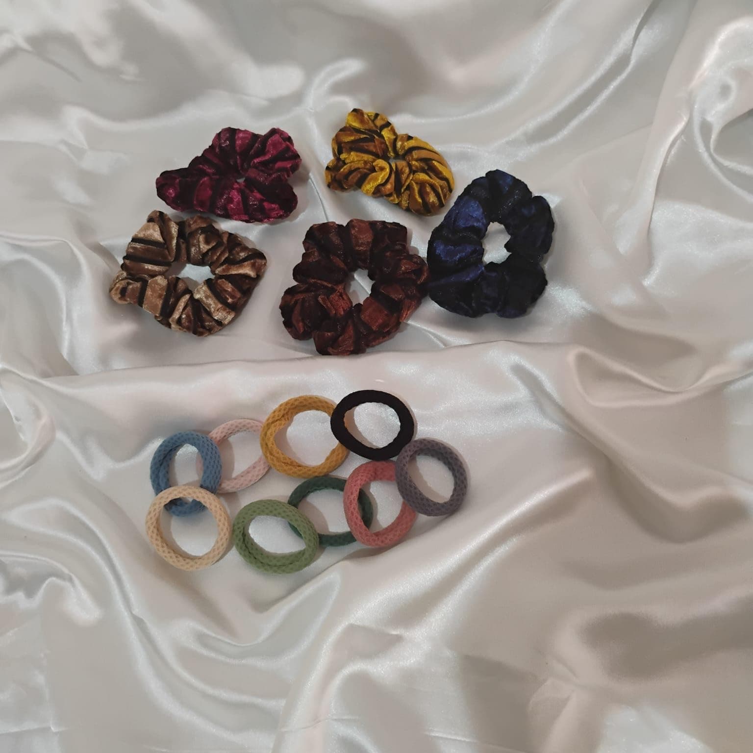 Joyify Velvet Scrunchies and Hair Bands Set, Multicolor Elastic Hair Ties, 5 Velvet Scrunchies with 9 Knitted Bands, Hair Accessories for Women
